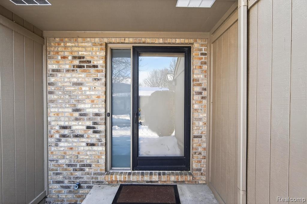 4364 S Meadow Drive, Waterford, MI 48329 — Photo 6