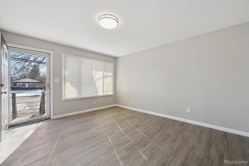 941 E LINCOLN Avenue, Madison Heights, MI 48071 — Photo 3