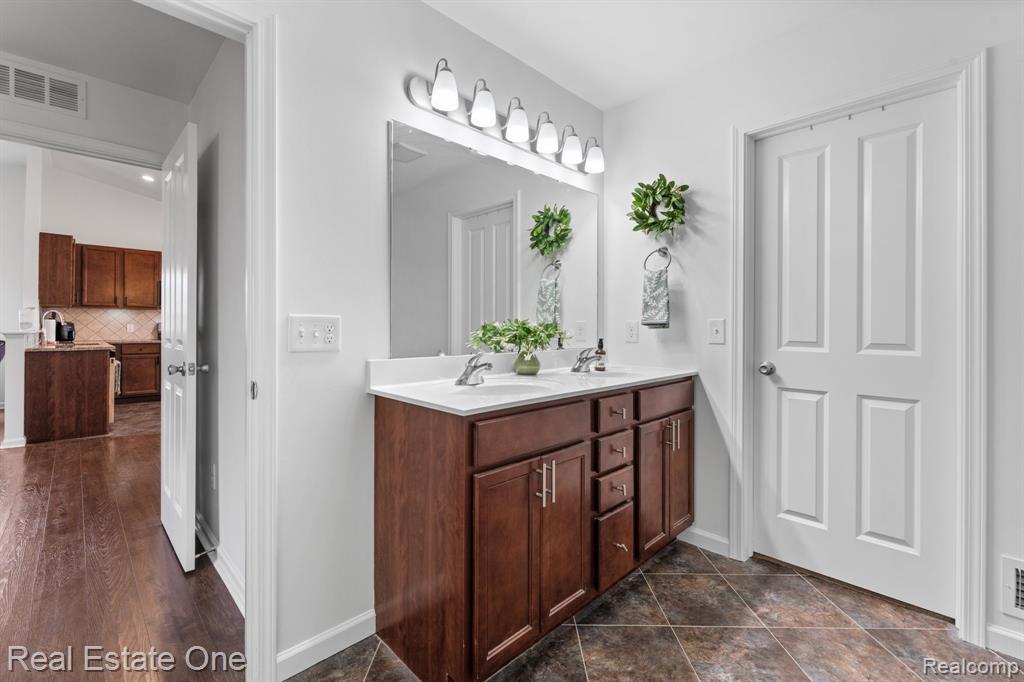 3513 Amber Oaks Drive, Howell, MI 48855 — Photo 20
