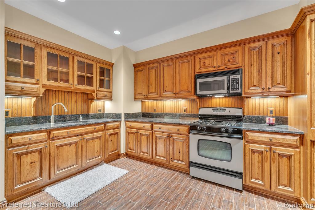 12196 Woodline Drive, Fenton, MI 48430 — Photo 69