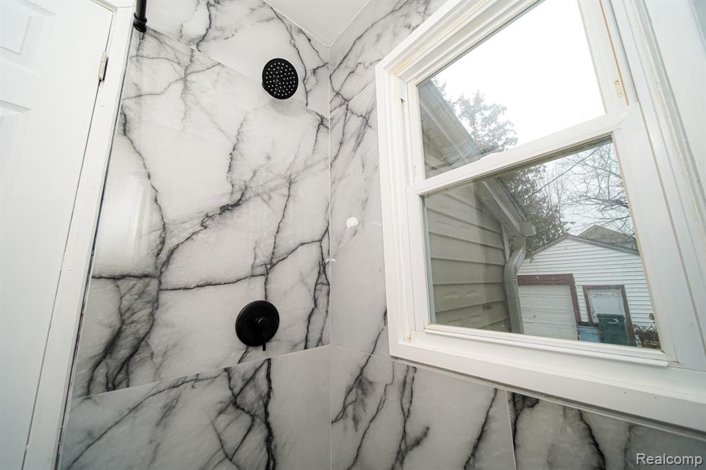 74 W BERNHARD Avenue, Hazel Park, MI 48030 — Photo 31