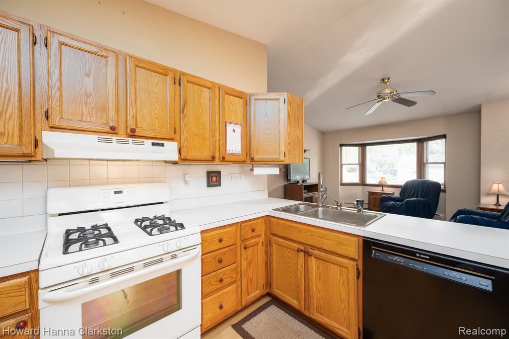 6183 Jameson Drive, Waterford, MI 48329 — Photo 11