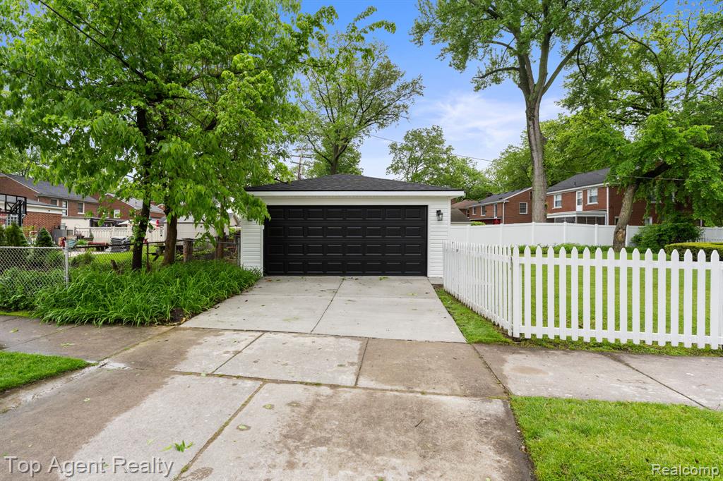 1894 Broadstone Road, Grosse Pointe Woods, MI 48236 — Photo 37