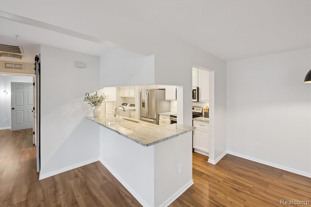 28256 Oakmonte Circle E, New Hudson, MI 48165 — Photo 15