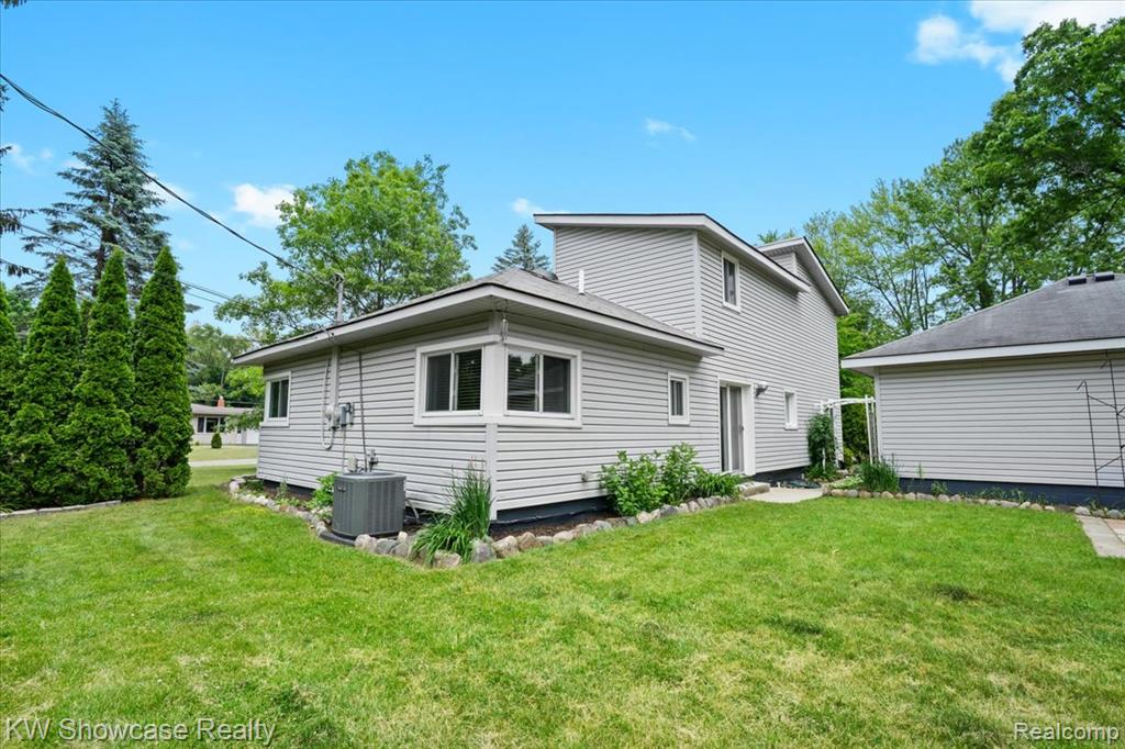 5865 Crescent Road, Waterford, MI 48327 — Photo 34