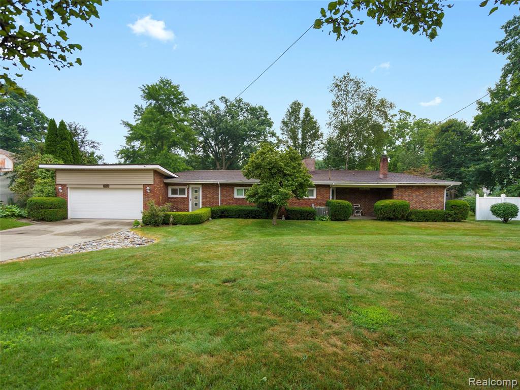 628 Riverside Drive, Linden, MI 48451 — front exterior