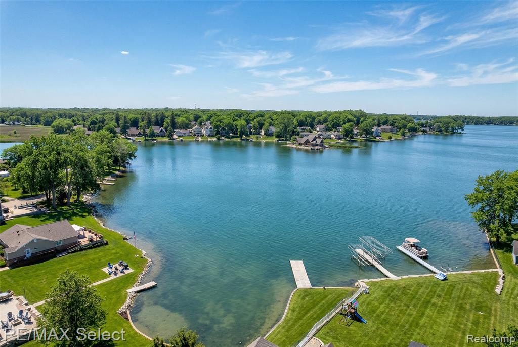 2208 Grove Park Road, Fenton, MI, 48430