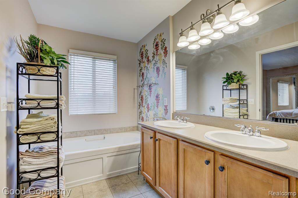 755 OAK POINT Lane, Madison Heights, MI 48071 — Photo 46