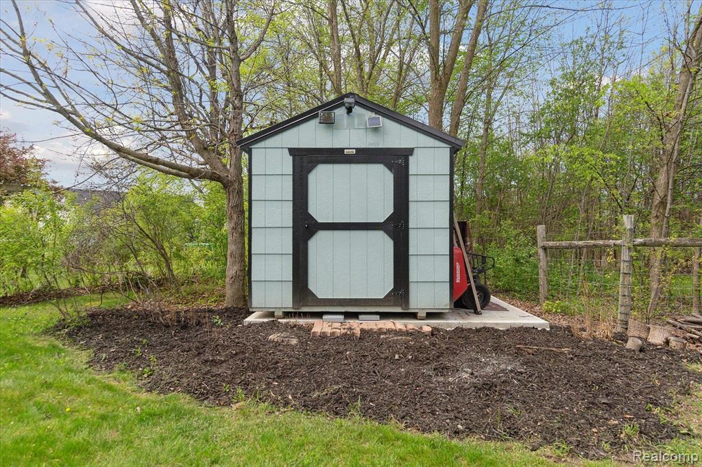 8072 LARK Lane, Grand Blanc, MI 48439 — Photo 50