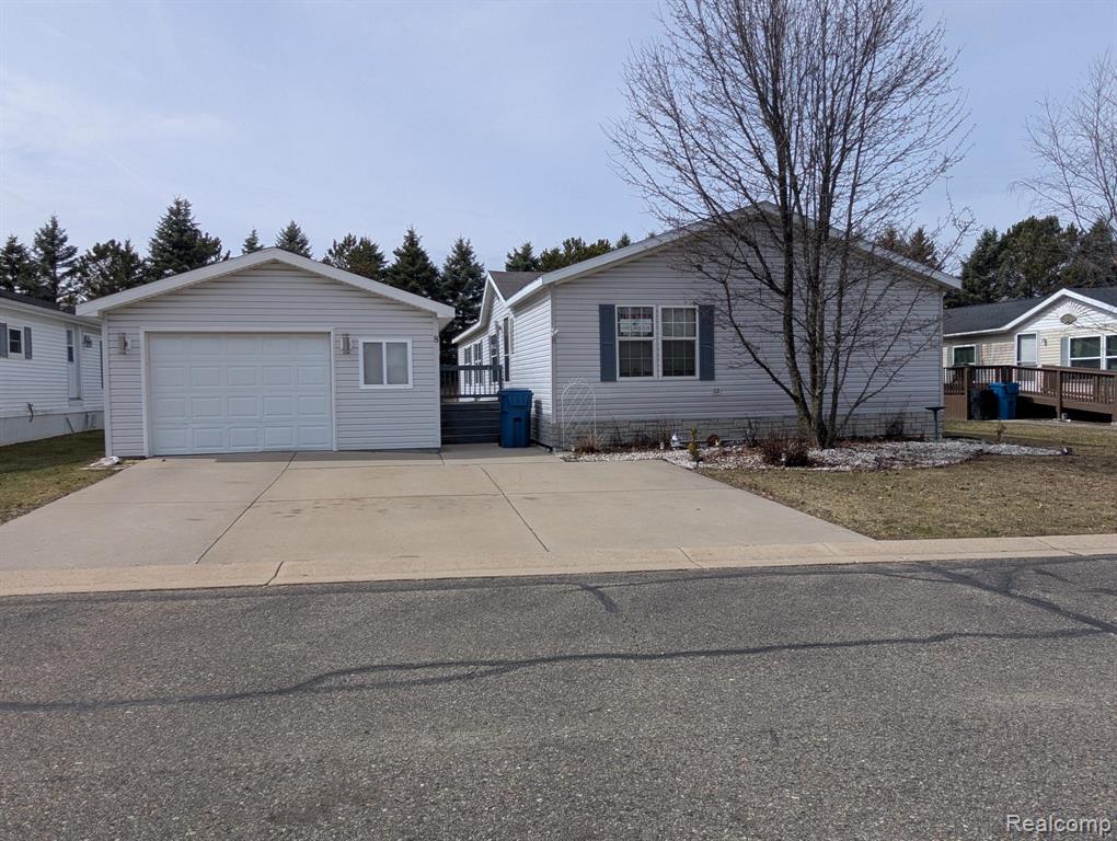 8 Brookfield, Swartz Creek, MI 48473 — front exterior