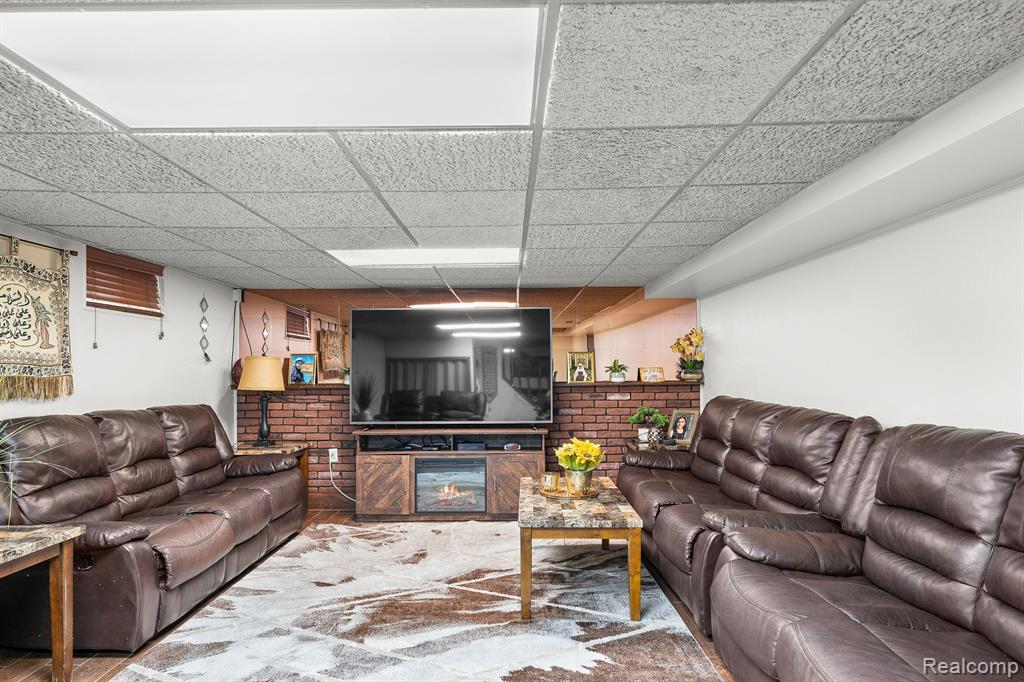 7716 W MORROW Circle, Dearborn, MI 48126 — Photo 38