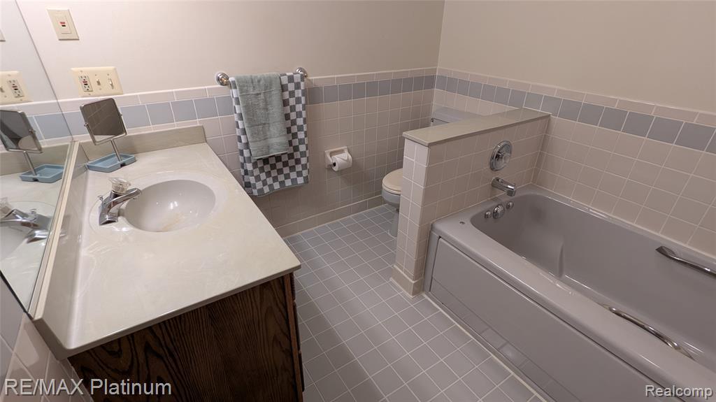 4066 W Knoll, Milford, MI 48380 — Photo 39