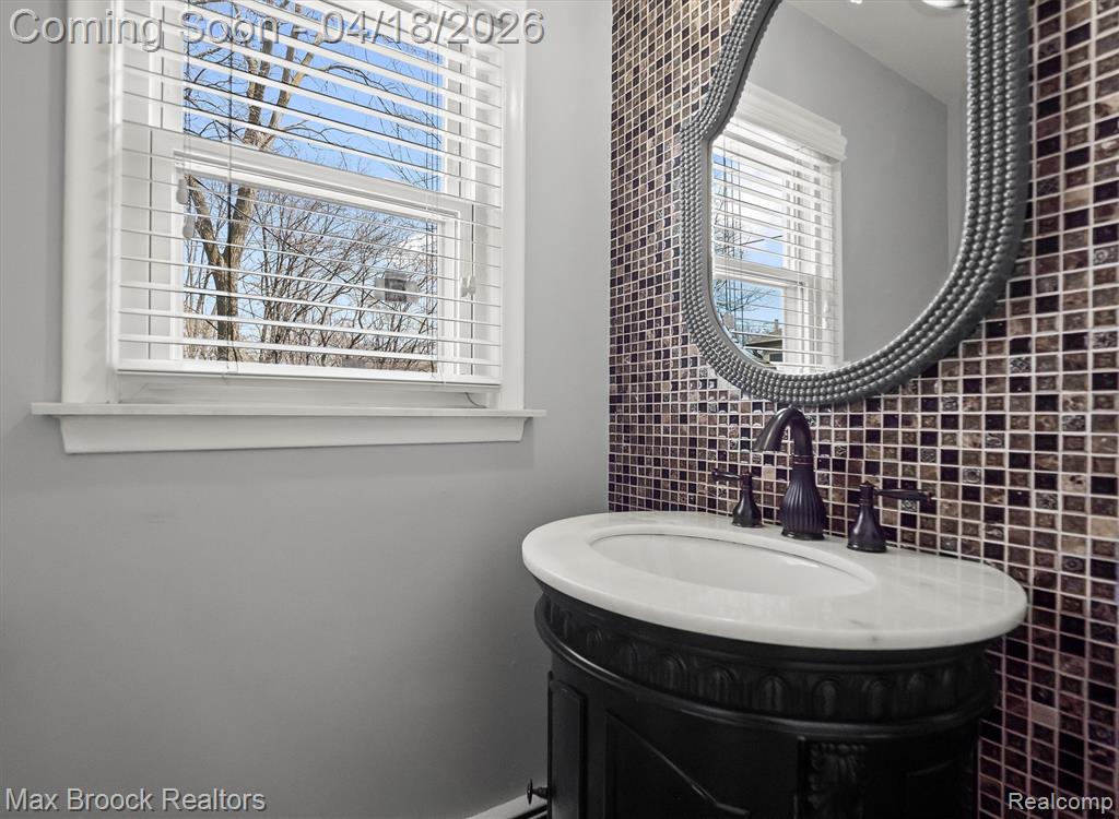 7359 Coach Lane, West Bloomfield, MI — Photo 33