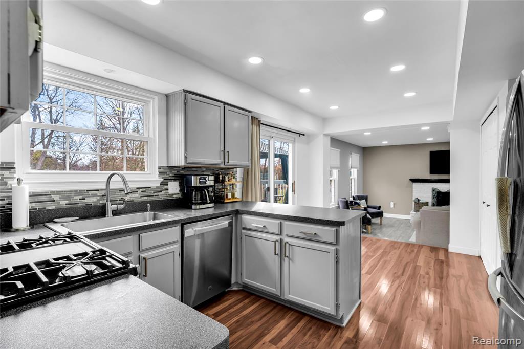 648 Lansdowne Drive, Westland, MI — Photo 9