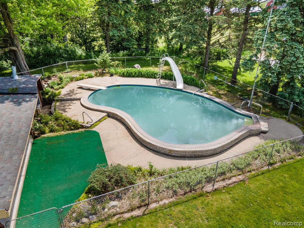 5871 Brewster Road, Rochester Hills, MI 48306 — Photo 4