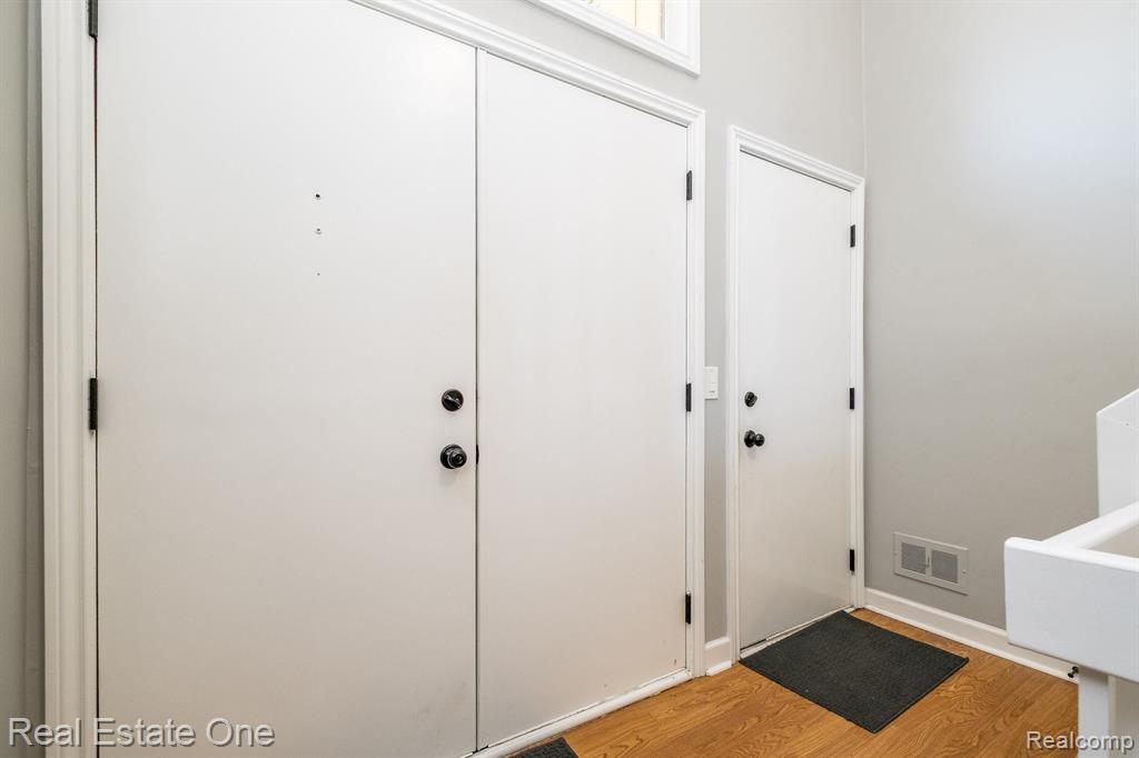 6534 RED CEDAR Lane, West Bloomfield, MI 48324 — Photo 4