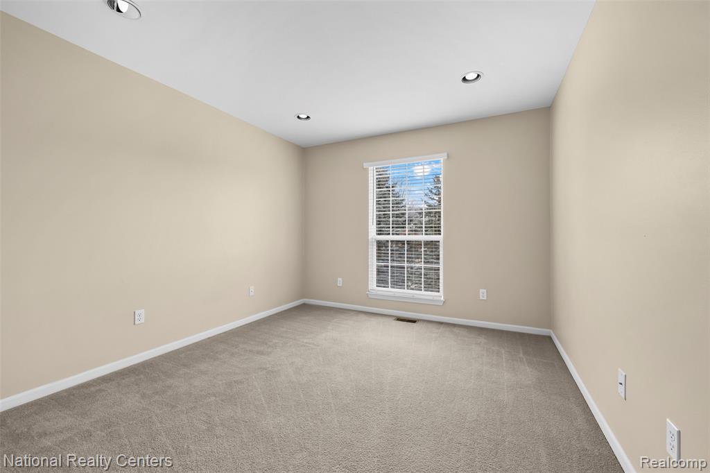 7201 Farmingdale Lane, Walled Lake, MI 48390 — Photo 24