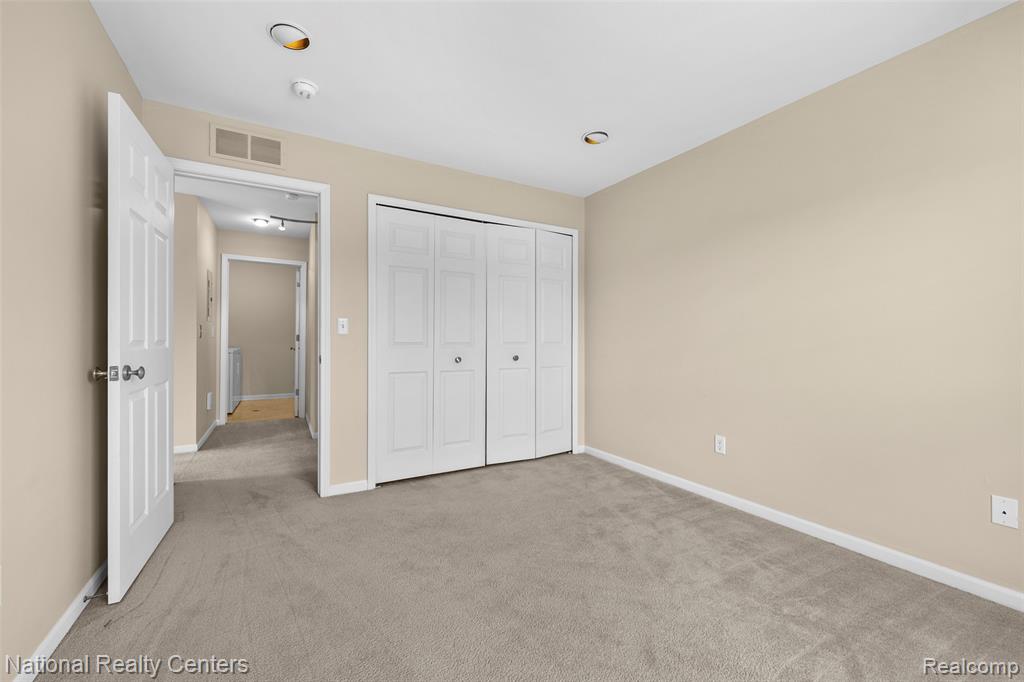 7201 Farmingdale Lane, Walled Lake, MI 48390 — Photo 25