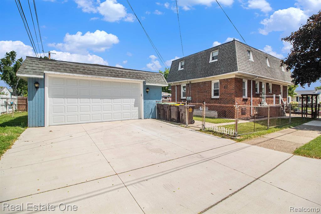 96 Detroit, Trenton, MI 48183 — Photo 34