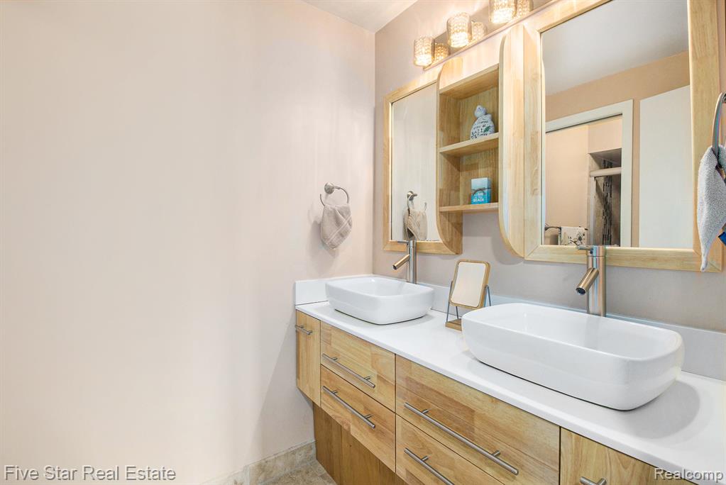 7025 Dandison Boulevard, West Bloomfield, MI 48324 — Photo 58