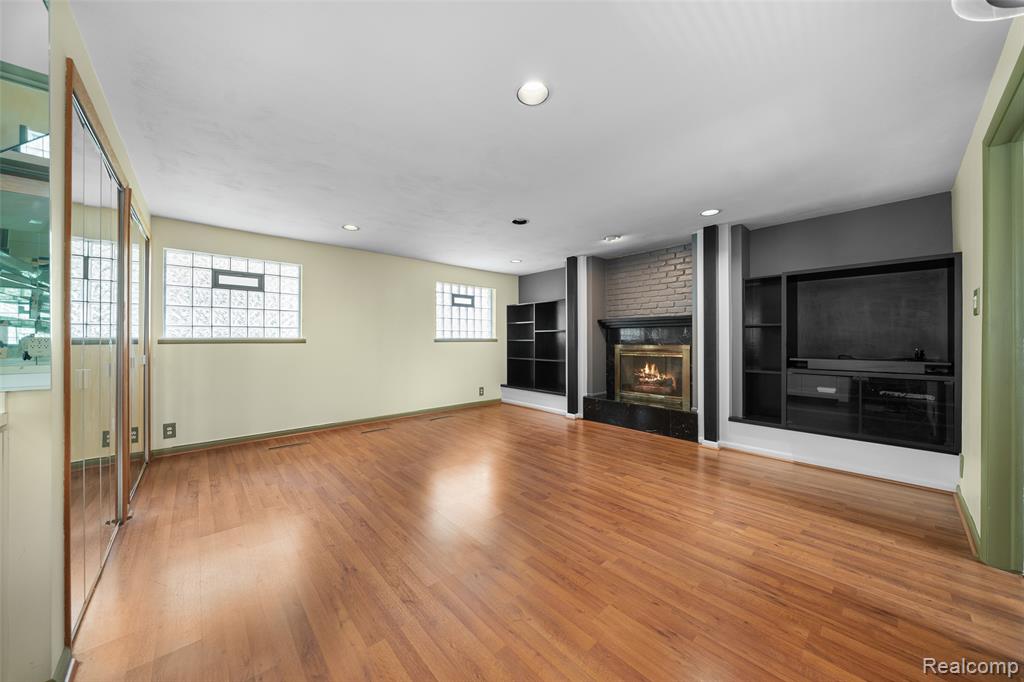 545 Woodbridge Circle, Waterford, MI 48327 — Photo 14