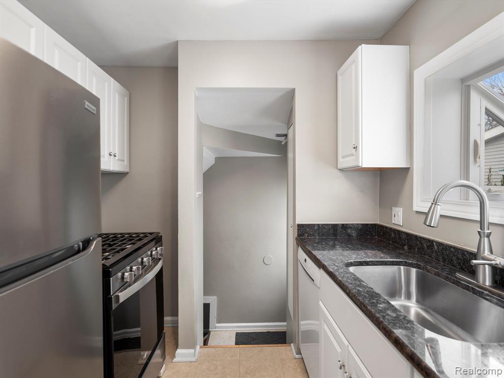 829 N REMBRANDT Avenue, Royal Oak, MI 48067 — Photo 7