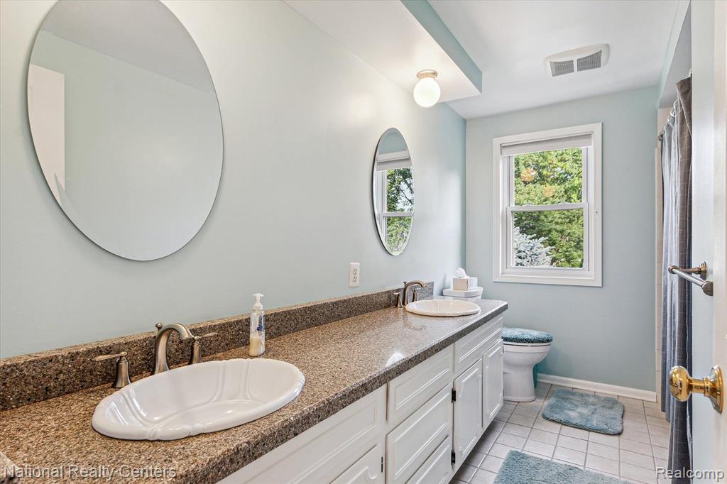 42372 COTSWOLD Court, Northville, MI 48168 — Photo 36