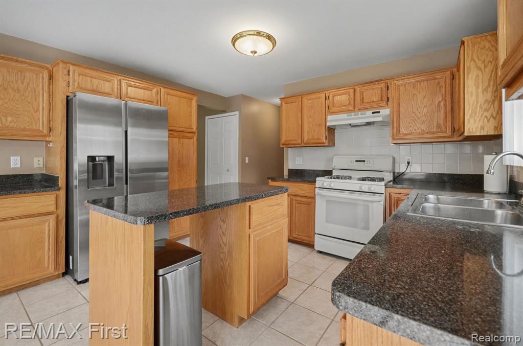 47985 Fox Chase Court, Shelby Twp, MI 48315 — Photo 7