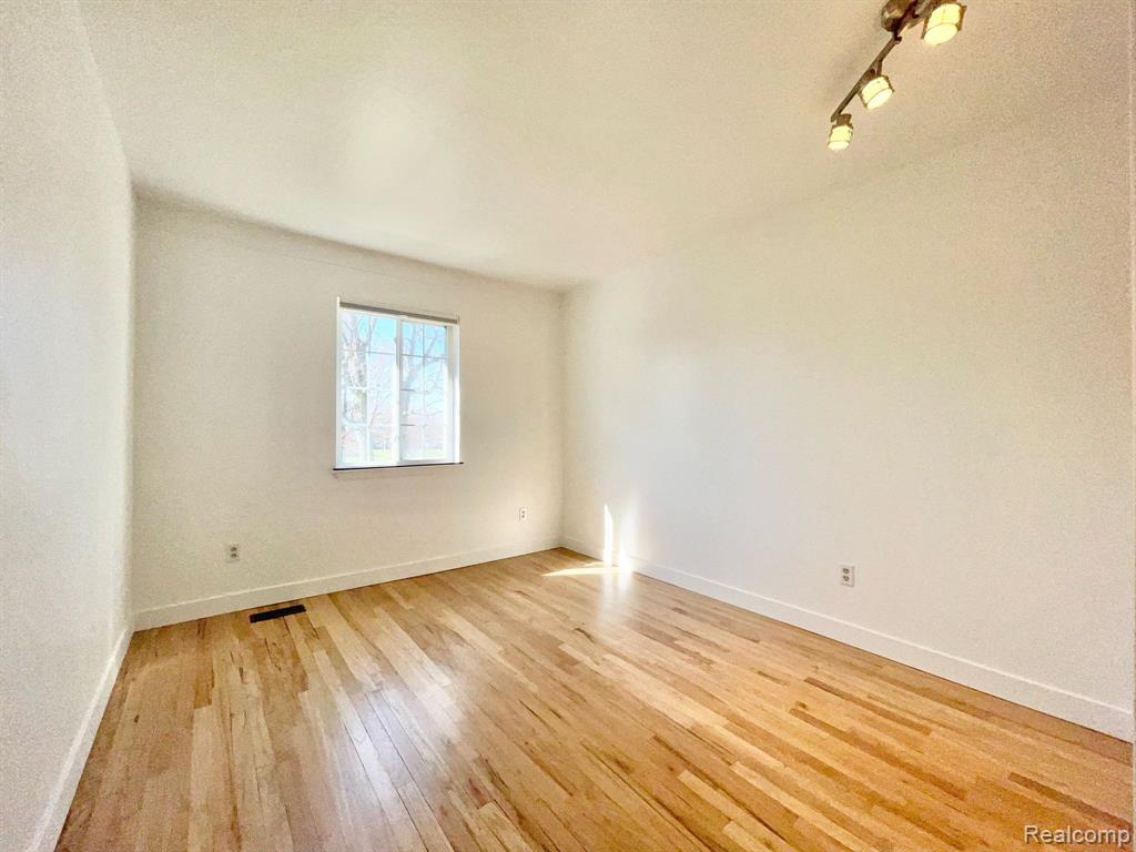 483 FOX HILLS Drive N, Bloomfield Hills, MI 48304 — Photo 13