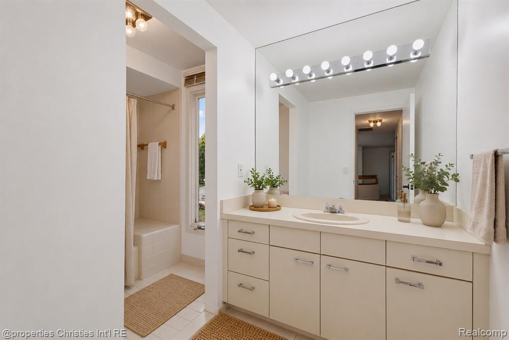 4802 Panorama Circle, West Bloomfield, MI 48323 — Photo 27