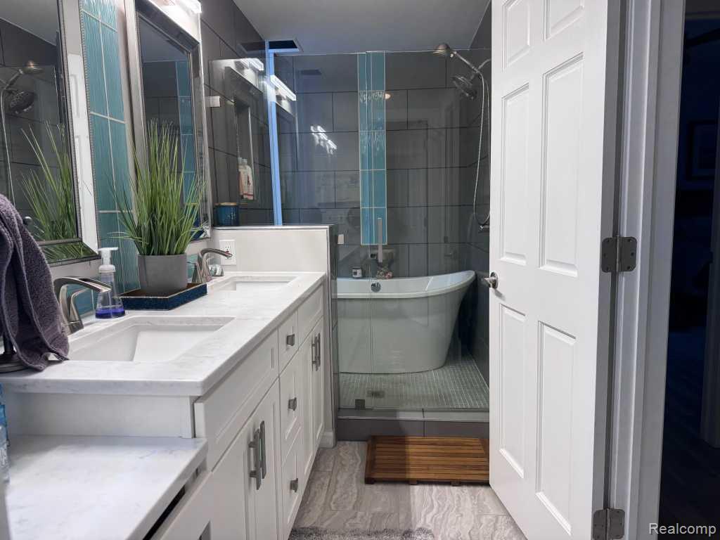 310 Pine Tree Road, Lake Orion, MI 48362 — Photo 15