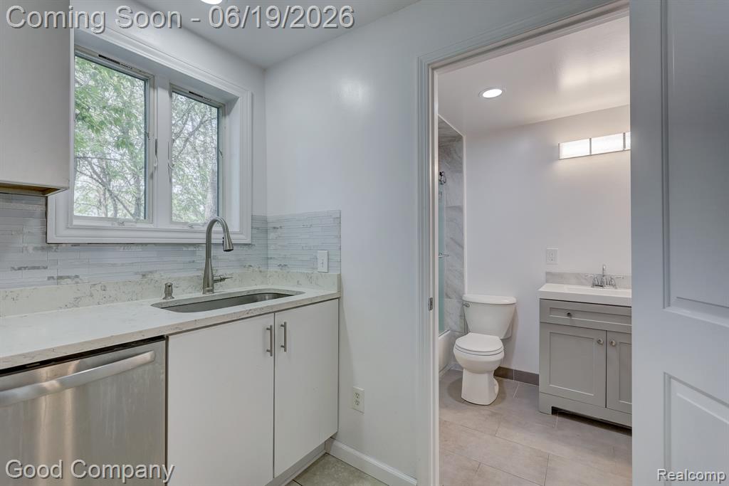 335 W Lincoln Avenue, Madison Heights, MI 48071 — Photo 16