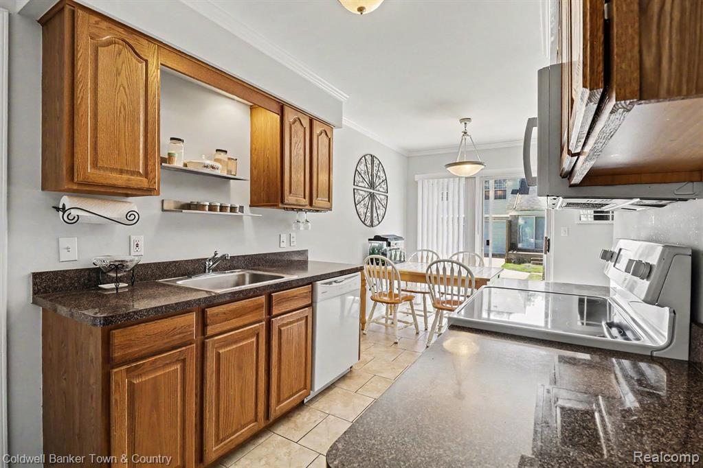 47083 Auburn Court, Utica, MI 48317 — Photo 6