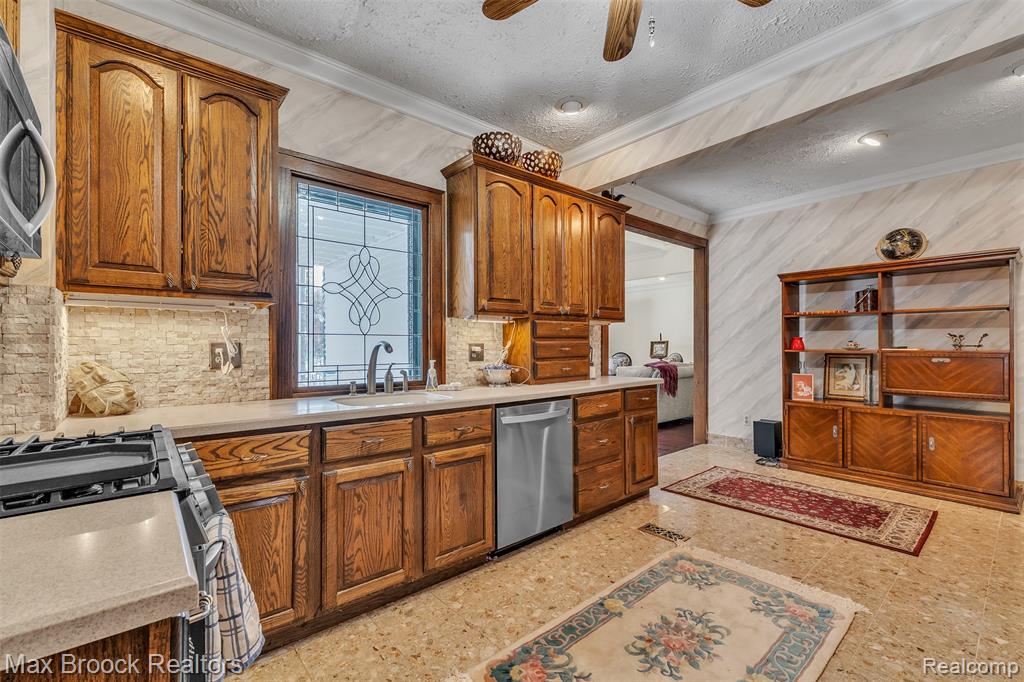 23009 Maple Avenue, Farmington, MI 48336 — Photo 15