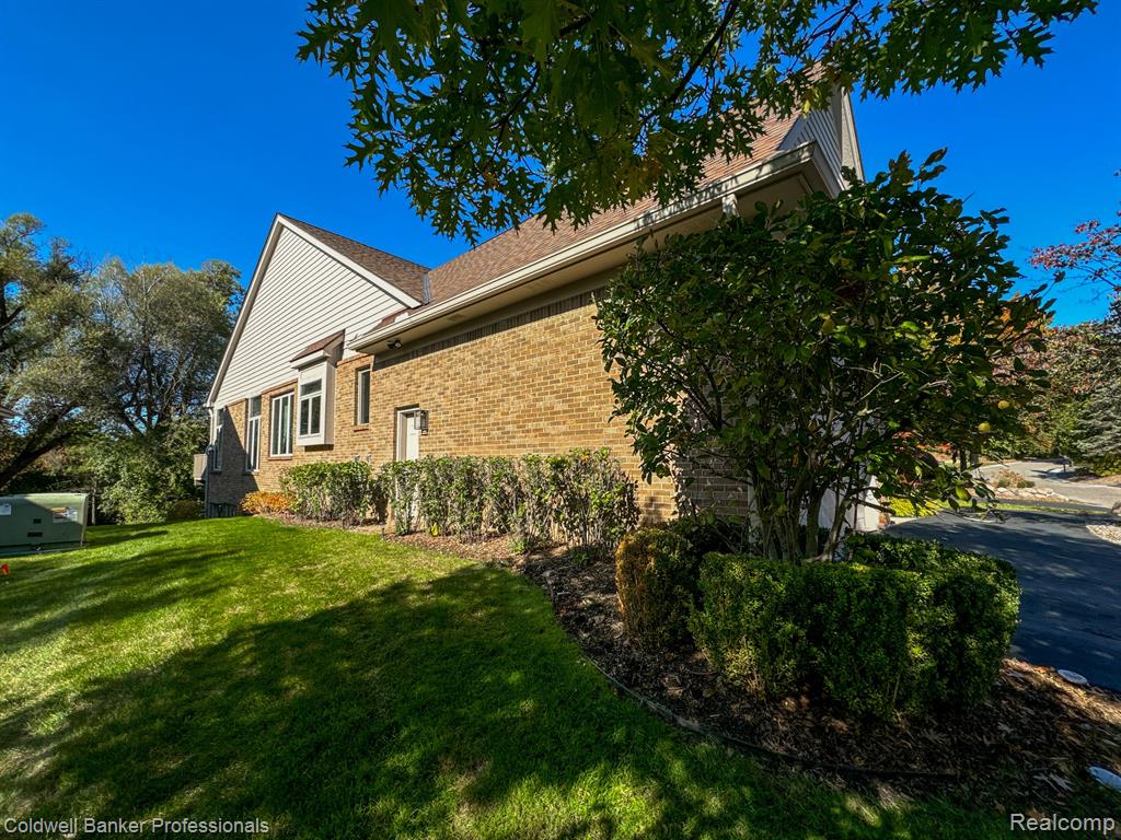 5040 OAKBROOKE Drive, West Bloomfield, MI 48323 — Photo 32