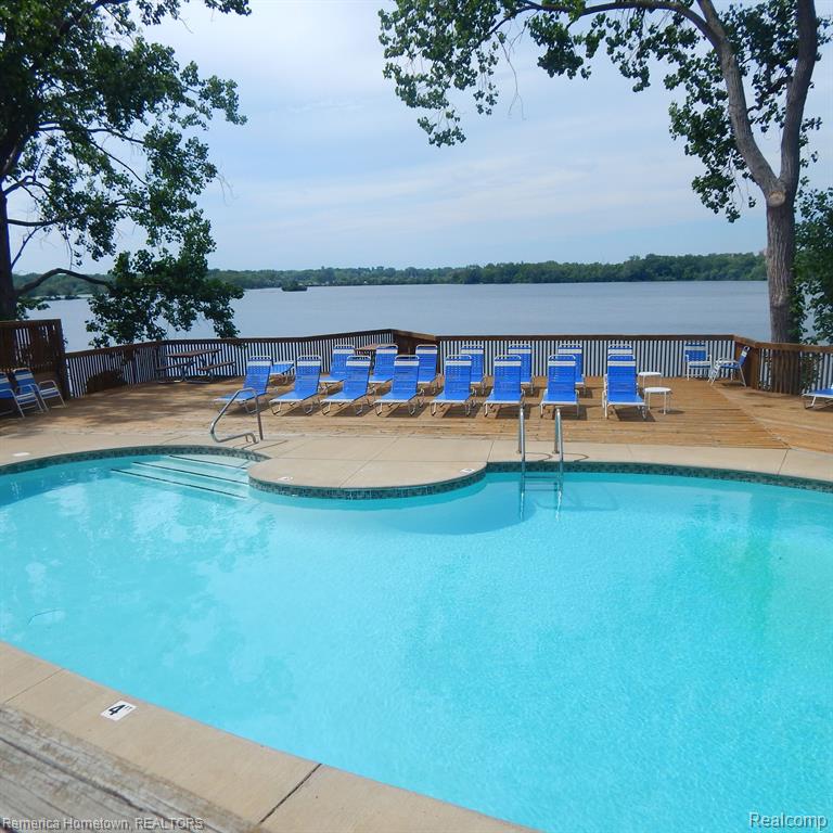 812 cliffs Drive, Ypsilanti, MI 48198 — Photo 23