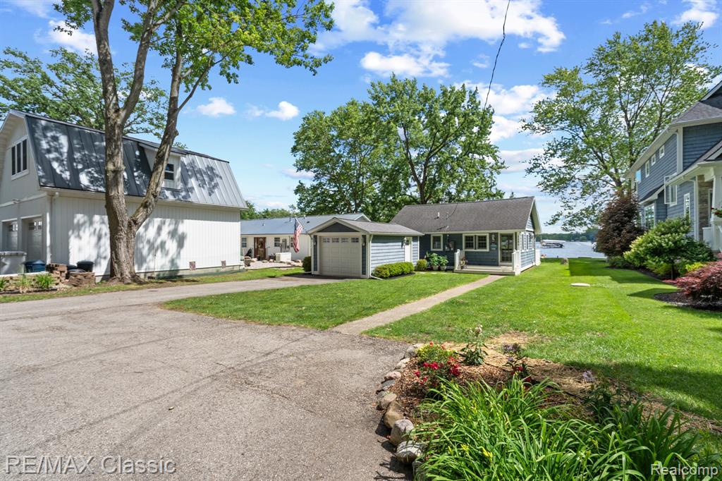 5286 Edgelake Drive, Pinckney, MI 48169 — Photo 13