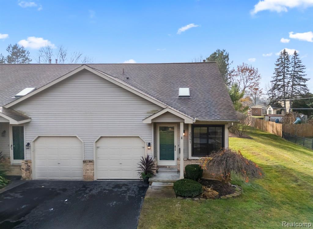 2581 S COMMERCE Road, Wolverine Lake, MI 48390 — front exterior