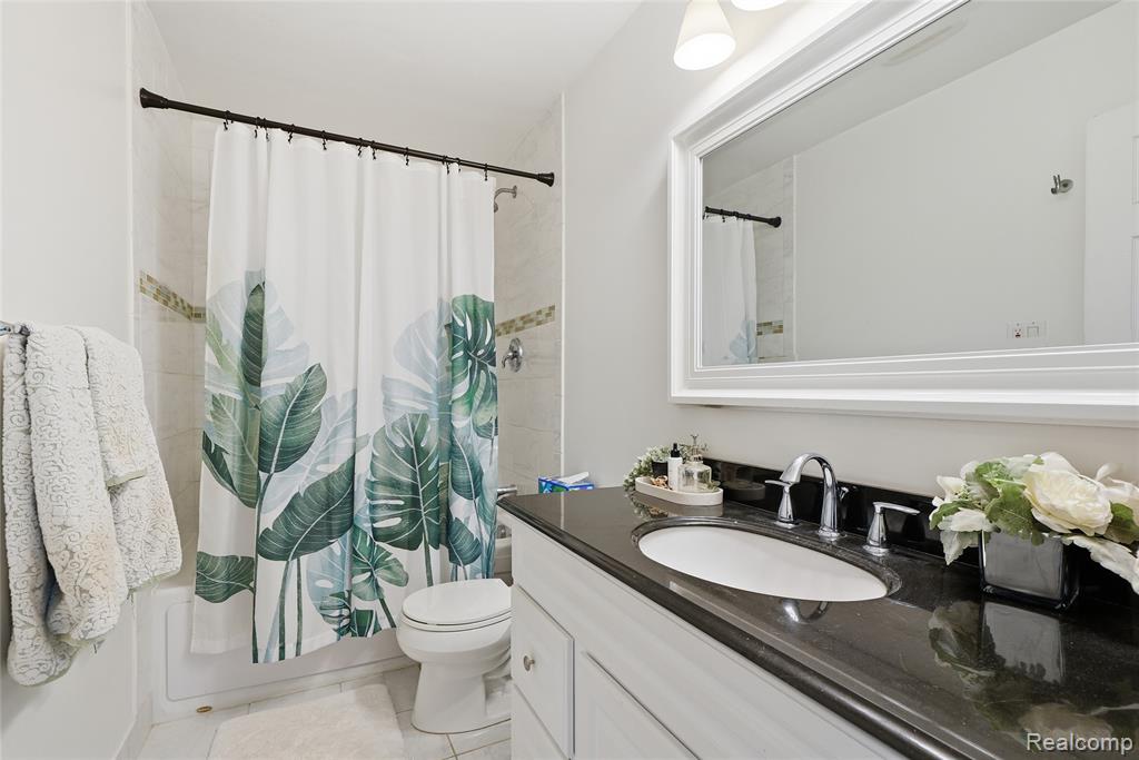 4041 W Maple Road, E203, Bloomfield Hills, MI 48301 — Photo 21