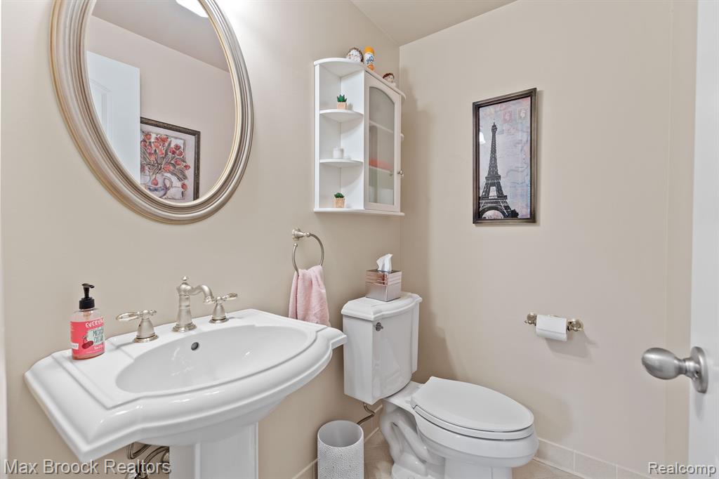 975 HUNTSFORD Drive, Troy, MI 48084 — Photo 12
