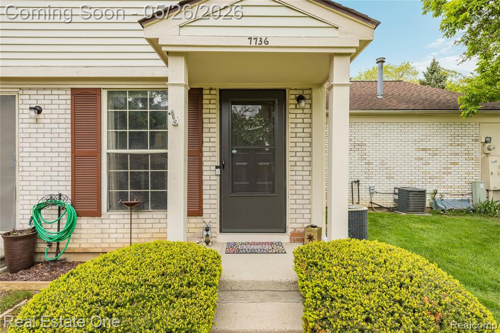 7736 Lake Ridge Drive, Waterford, MI 48327 — front exterior