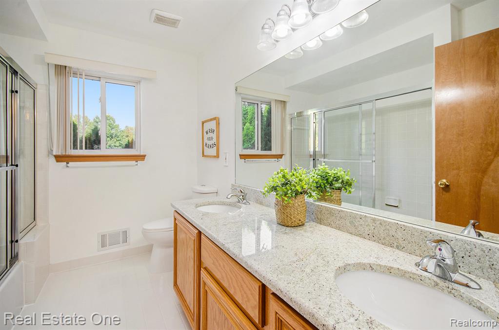 47935 Remington Court, Chesterfield, MI 48047 — Photo 32