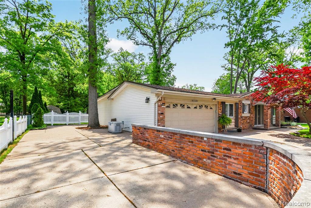 8733 Woodside Drive, Grosse Ile, MI 48138 — Photo 33