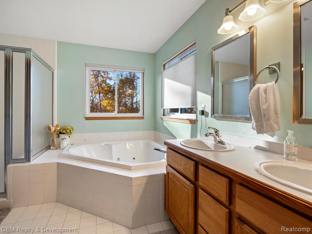 4163 DELPHINE Drive, Wixom, MI 48393 — Photo 20
