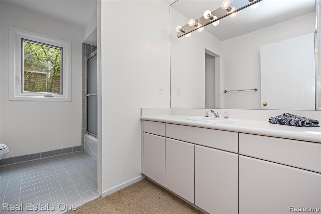 5000 Mirror Lake Court, 19, West Bloomfield, MI 48323 — Photo 35
