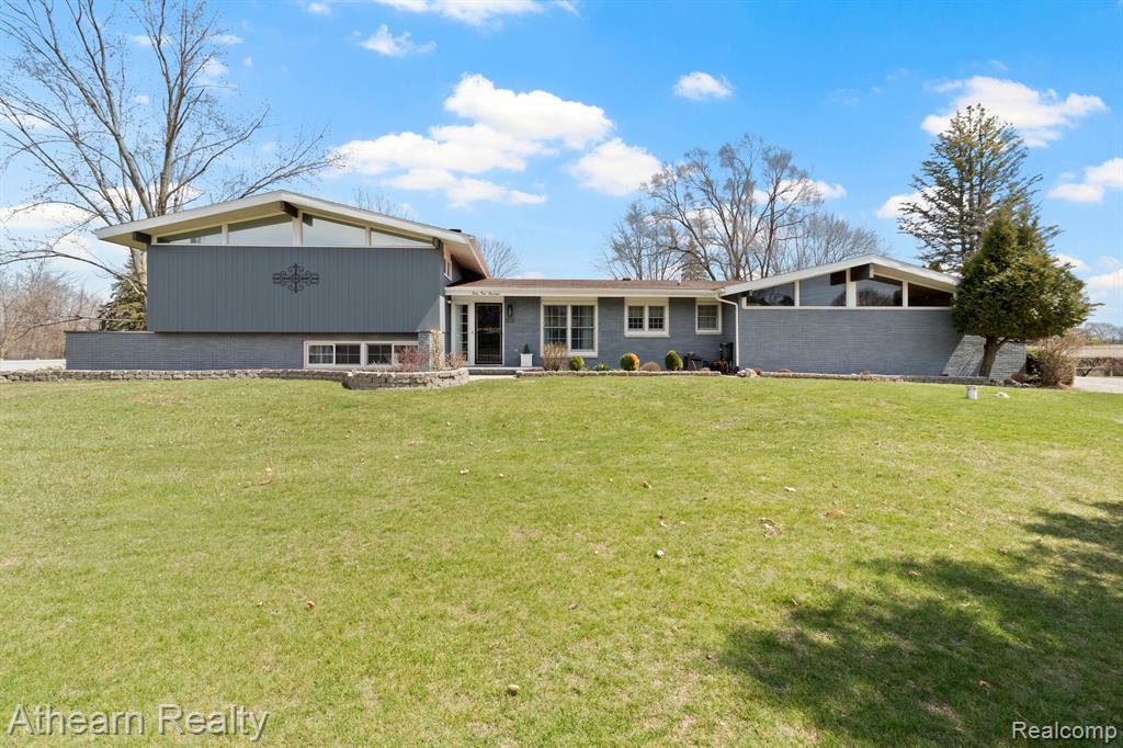 5200 N LUCE Road, Alma, MI 48801 — front exterior