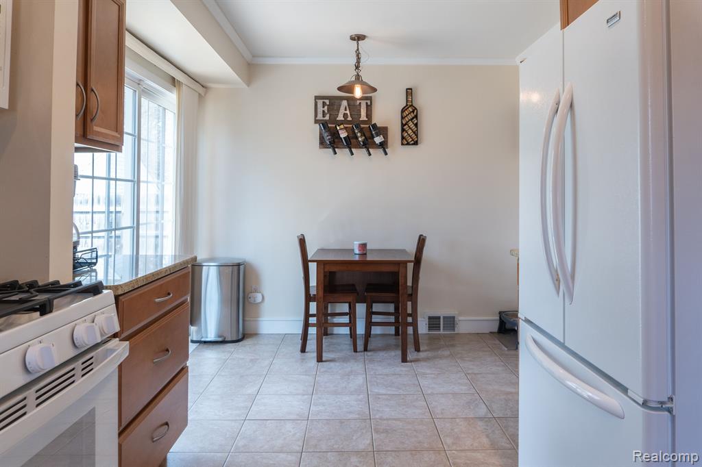 9611 ROSELAND Street, Livonia, MI 48150 — Photo 10
