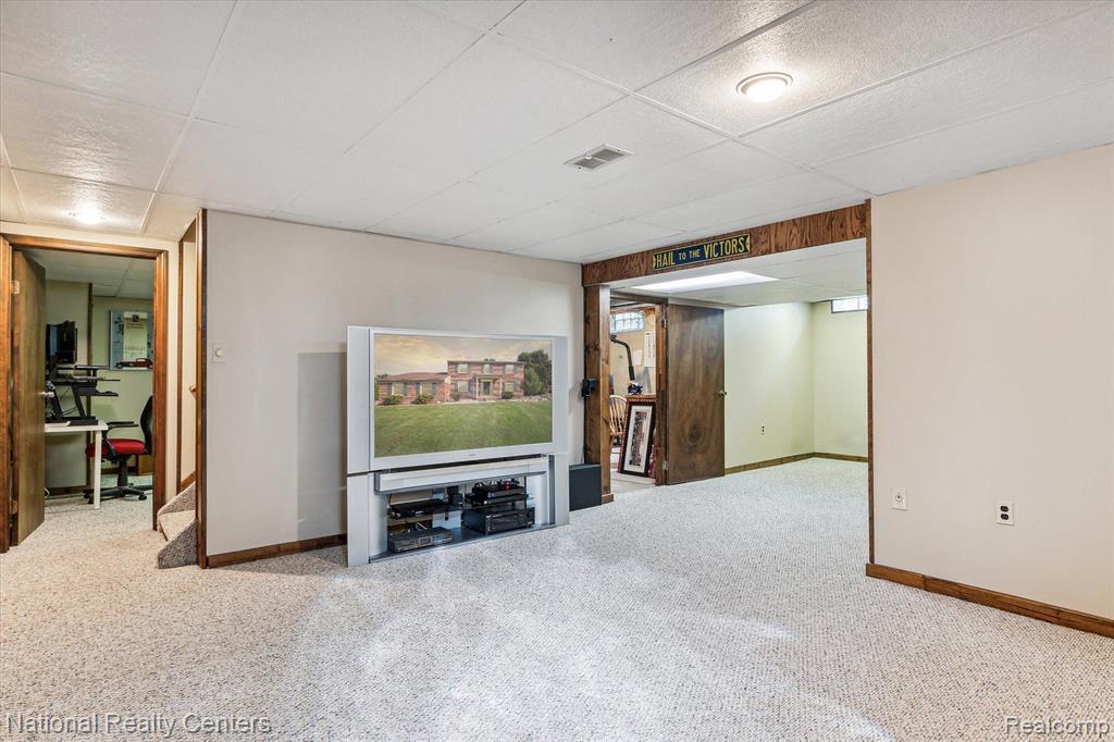 42372 COTSWOLD Court, Northville, MI 48168 — Photo 48