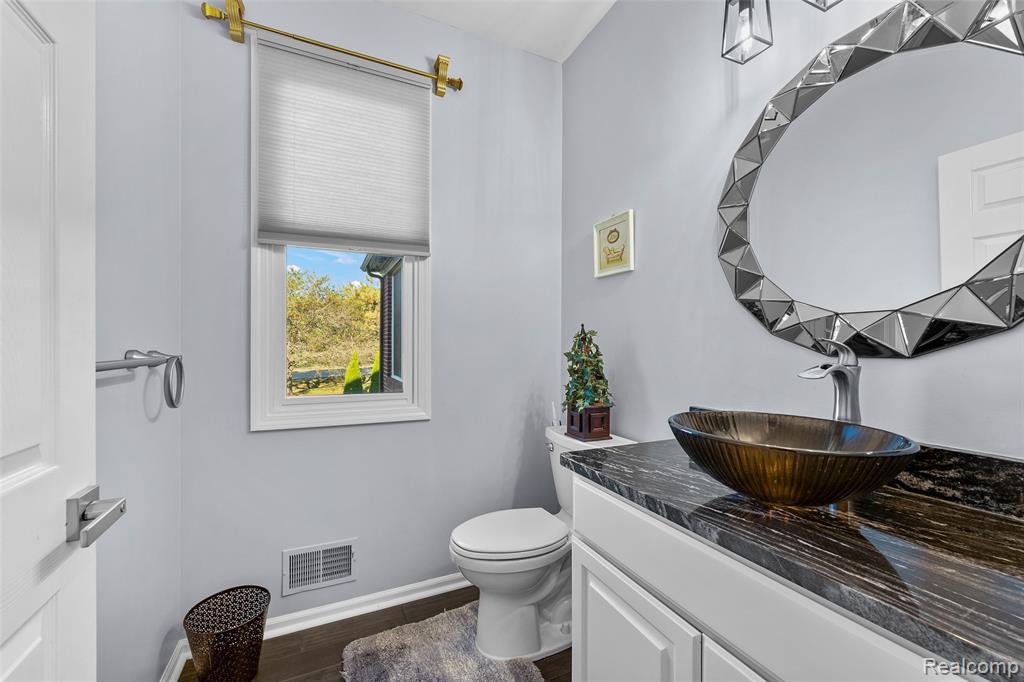 4476 Woodcliff Court, Rochester, MI 48306 — Photo 13