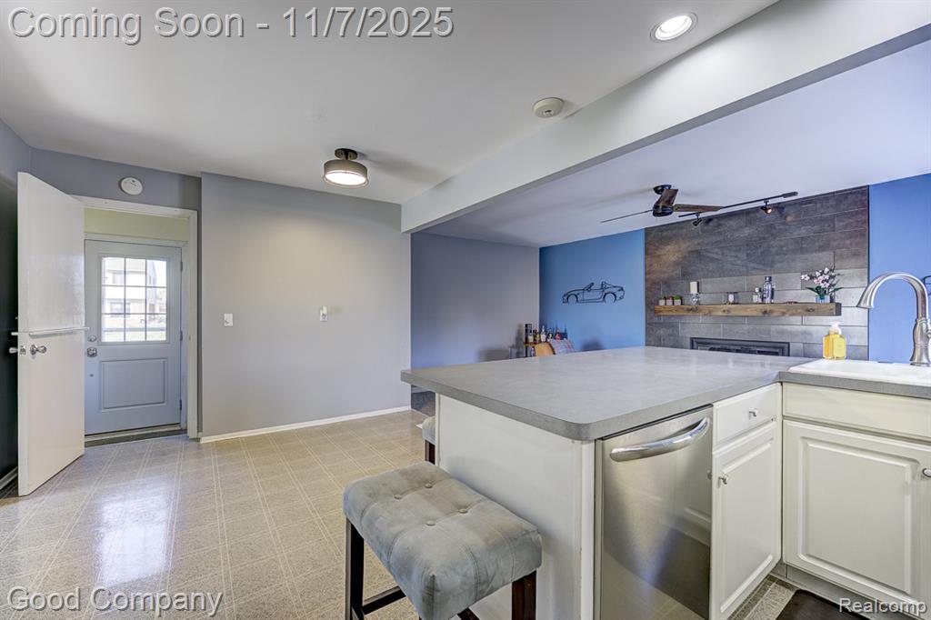 583 Manchester Street, Madison Heights, MI 48071 — Photo 12
